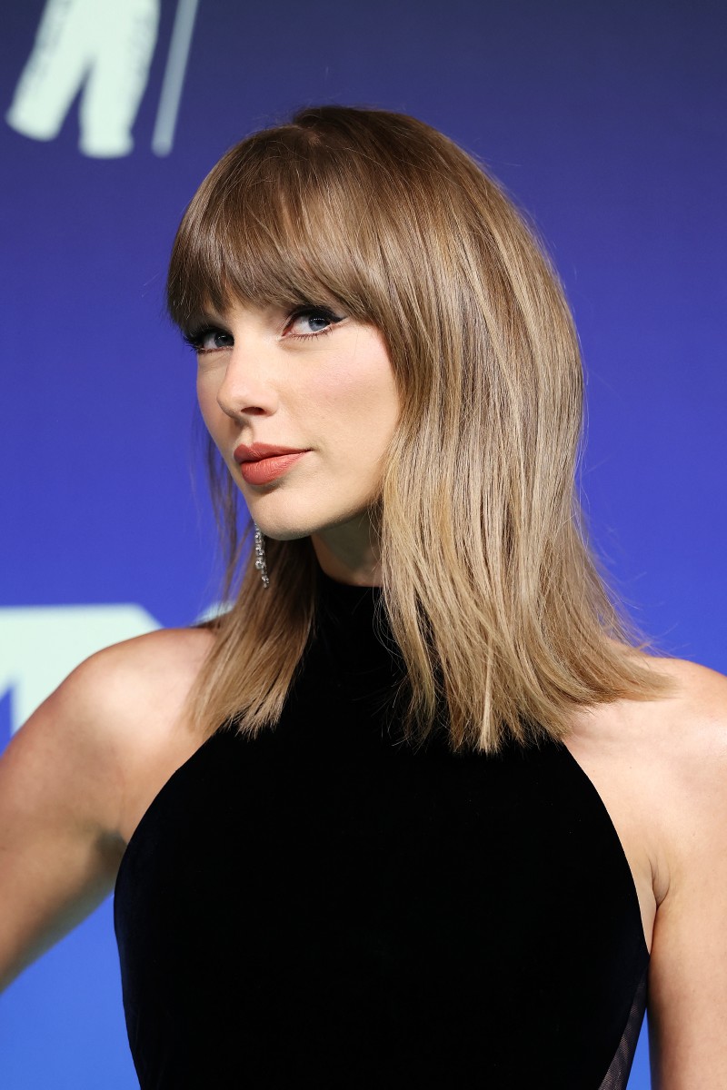 إطلالة Taylor Swift بتسريحات مالسة مع الغرة الامامية
