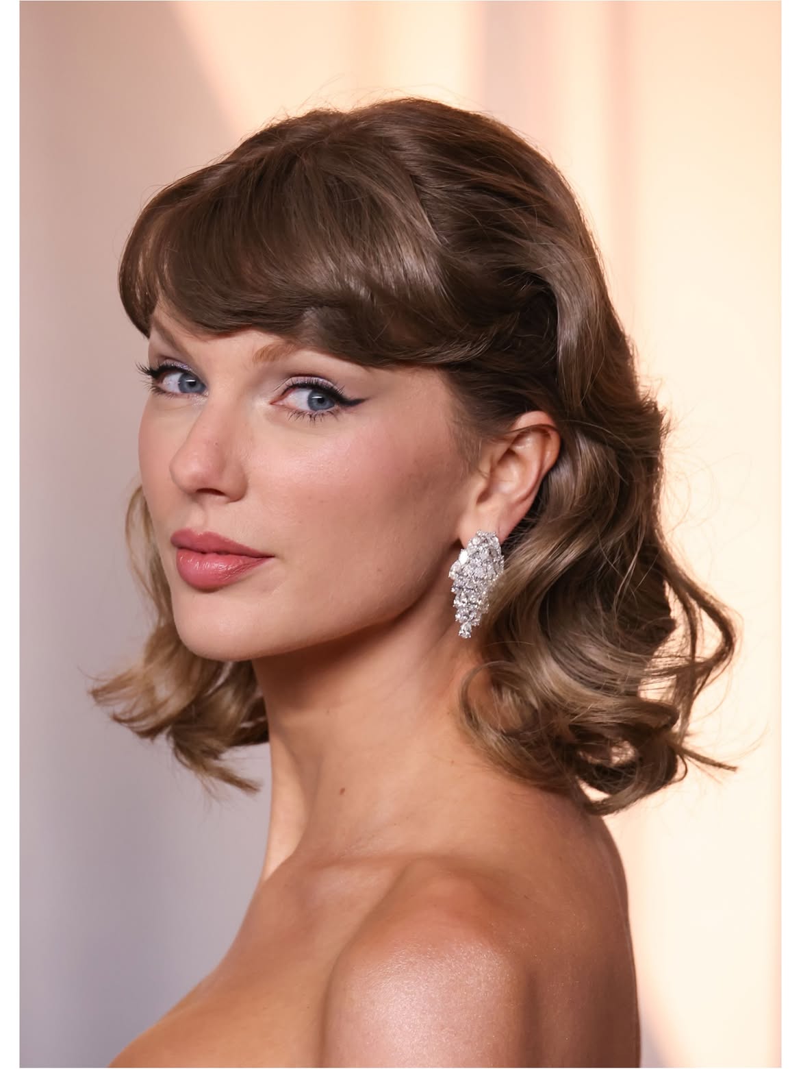 إطلالة Taylor Swift بخطوط الآيلاينر السوداء- الصورة من حساب Joseph Cassell Falconer على انستغرام