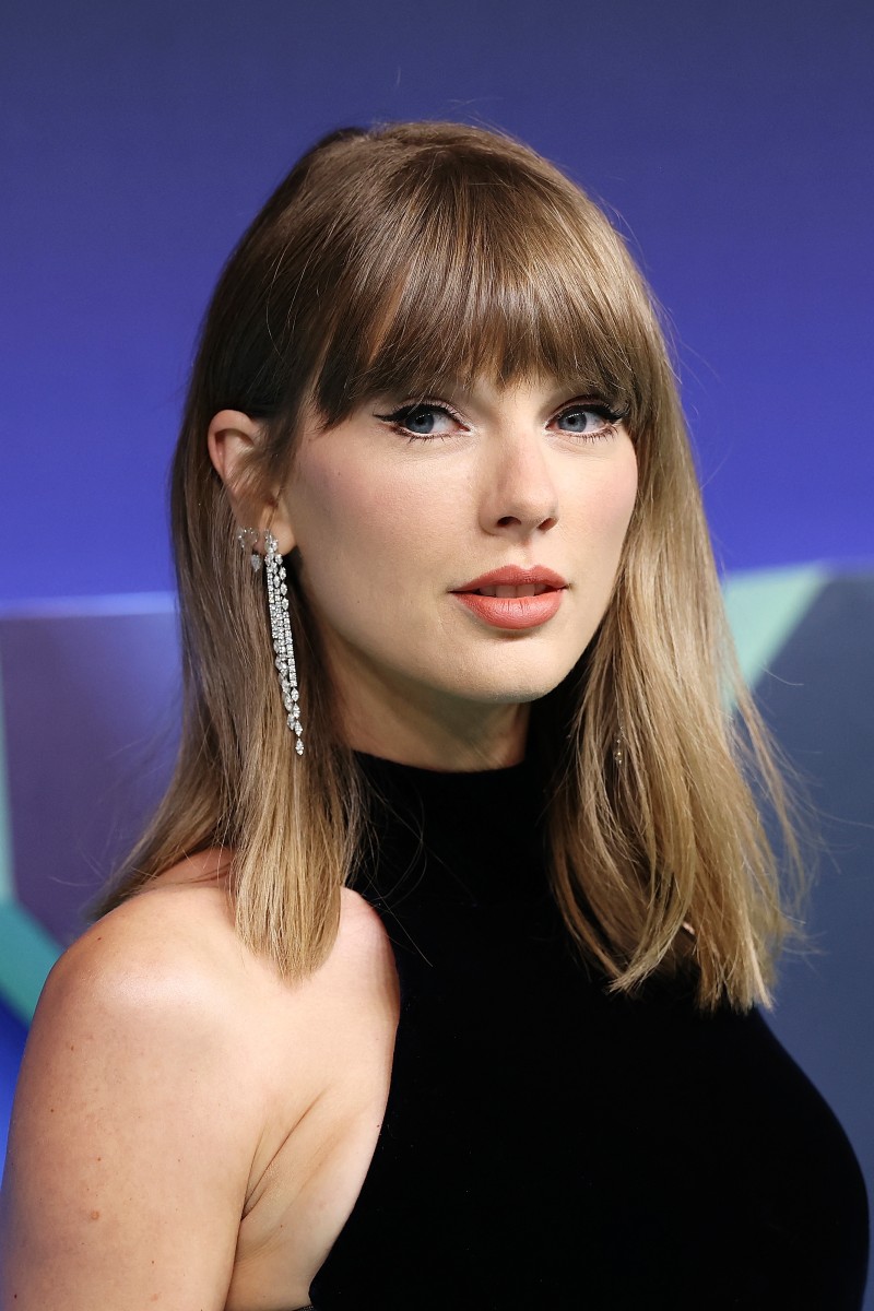 إطلالة Taylor Swift برسمات المكياج البني البراق مع أحمر الشفاه المشمشي