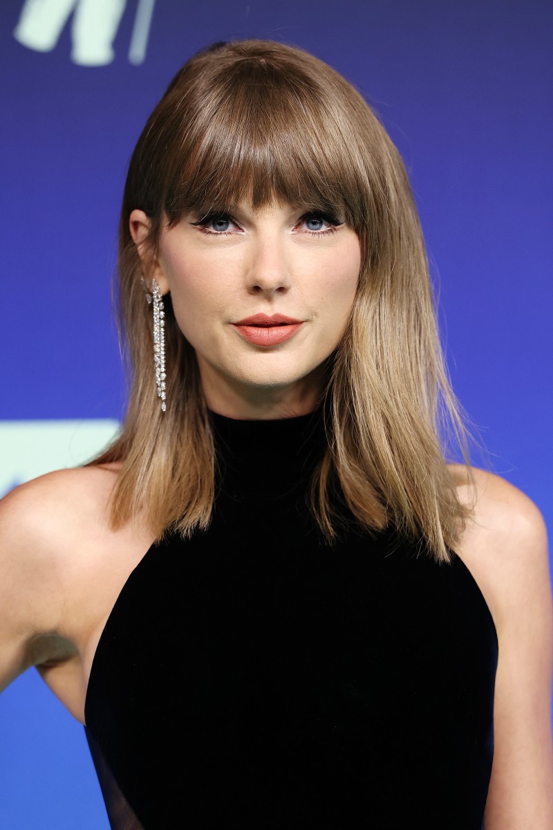 إطلالة Taylor Swift برسمات المكياج البني البراق