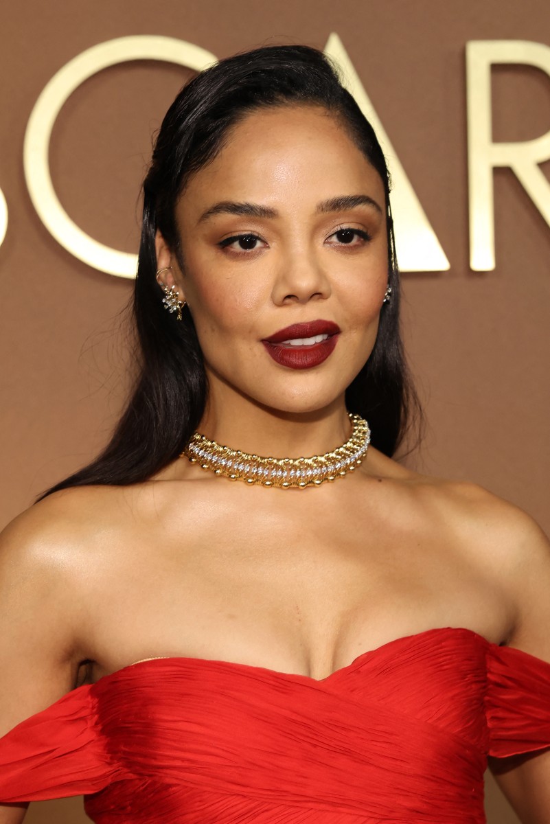 إطلالة Tessa Thompson بأحمر الشفاه المخملي