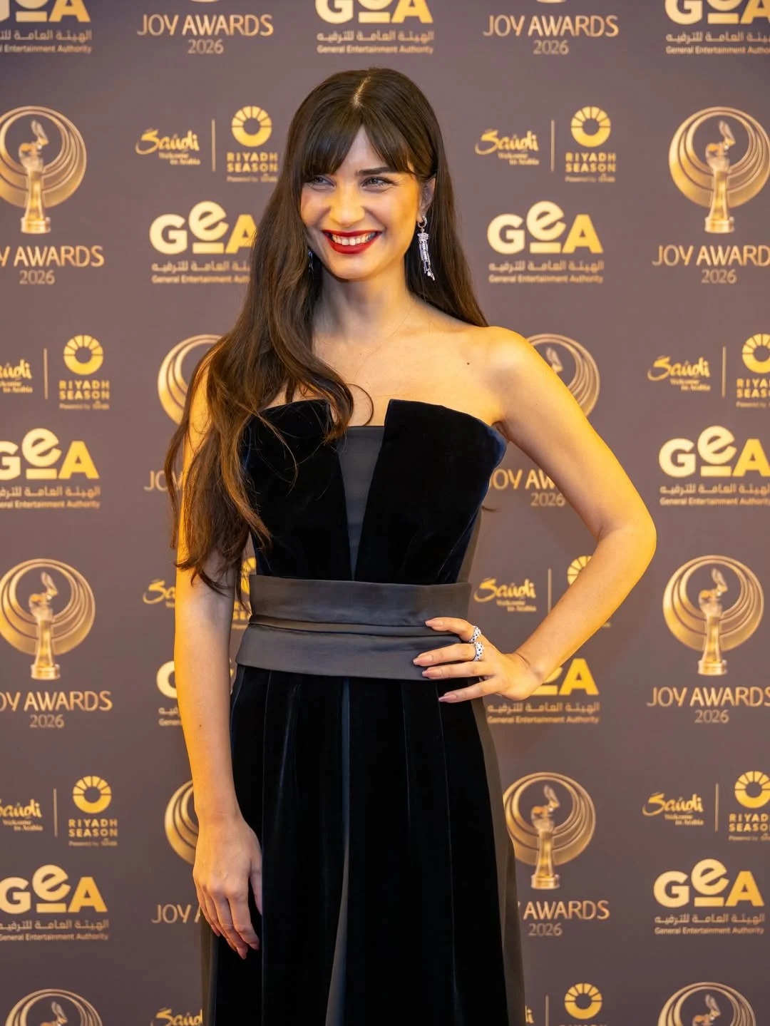 إطلالة Tuba Buyukustun برسمات المكياج الأحمر المشرق