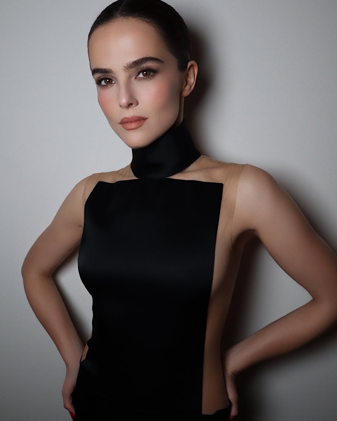 إطلالة Zoey Deutch بأحمر الشفاه البني الفاتح والمشرق