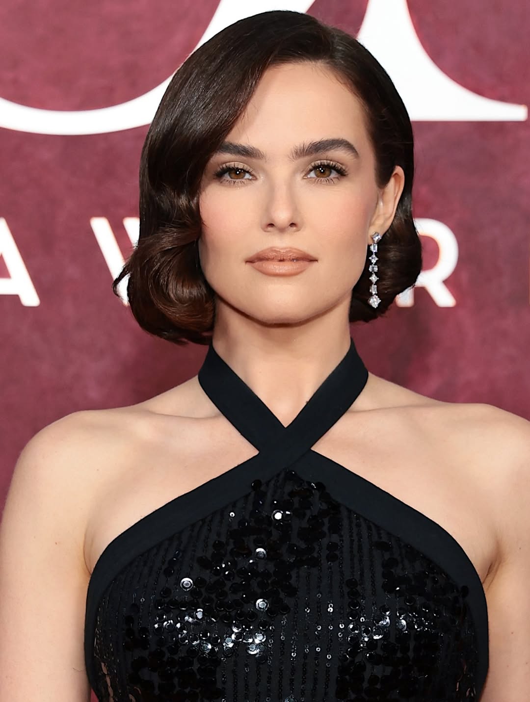 اطلالة Zoey Deutch برسمات المكياج البيج