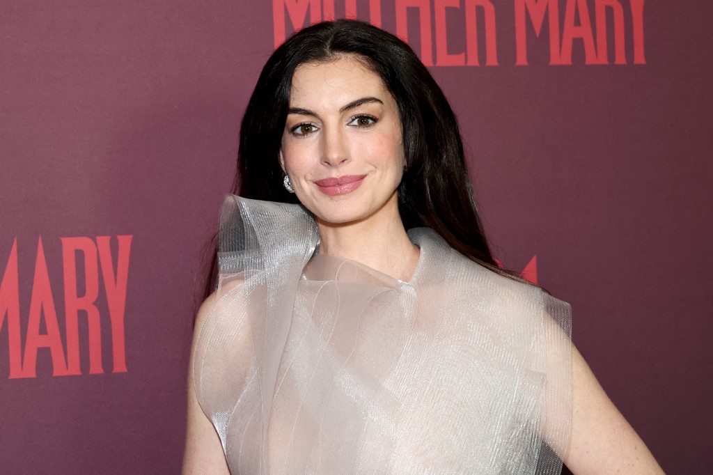 إطلالةAnne Hathaway بالمكياج المشمشي الفاتح مع الشفاه المشرقة