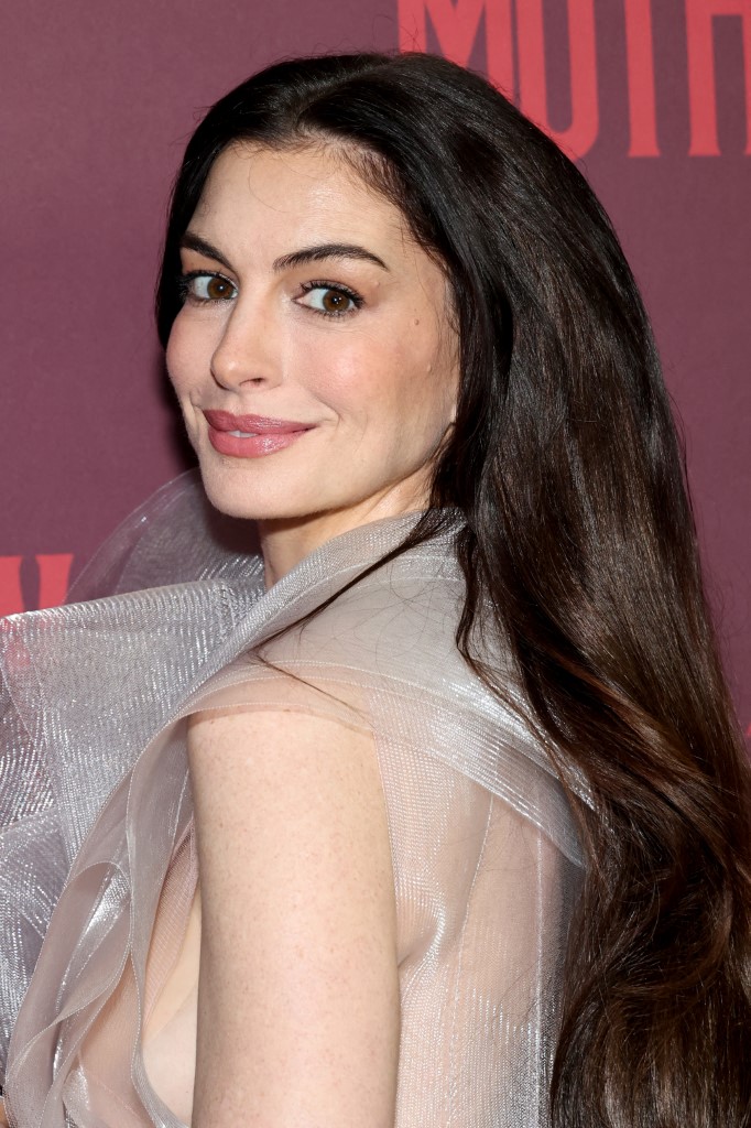 إطلالةAnne Hathaway بالمكياج المشمشي الفاتح