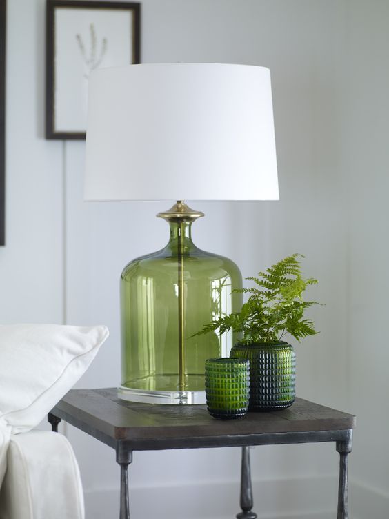 إكسسوارات مميزة بدرجات الأخضر تزين غرفة المعيشة