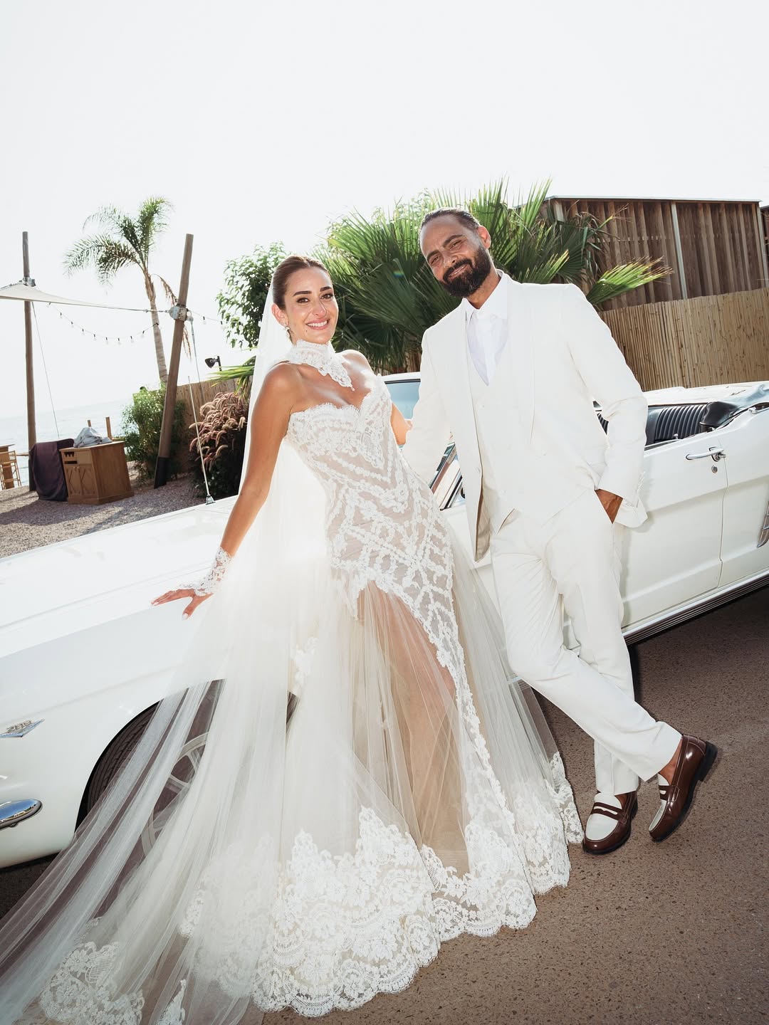 إلتقطت امينة خليل صورا رومانسية مع زوجها في حفل زفافها الثاني