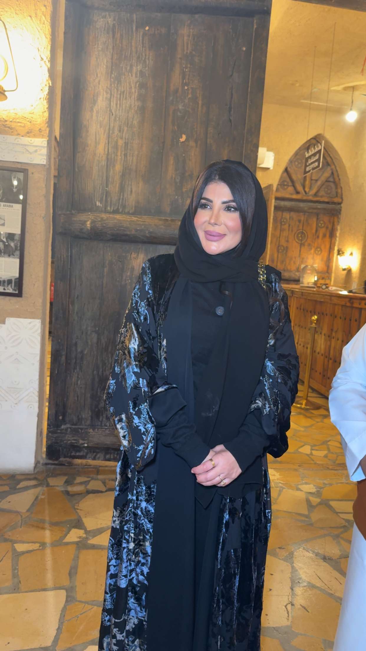 إلهام الفضالة تبكي خلال زيارتها في السعودية