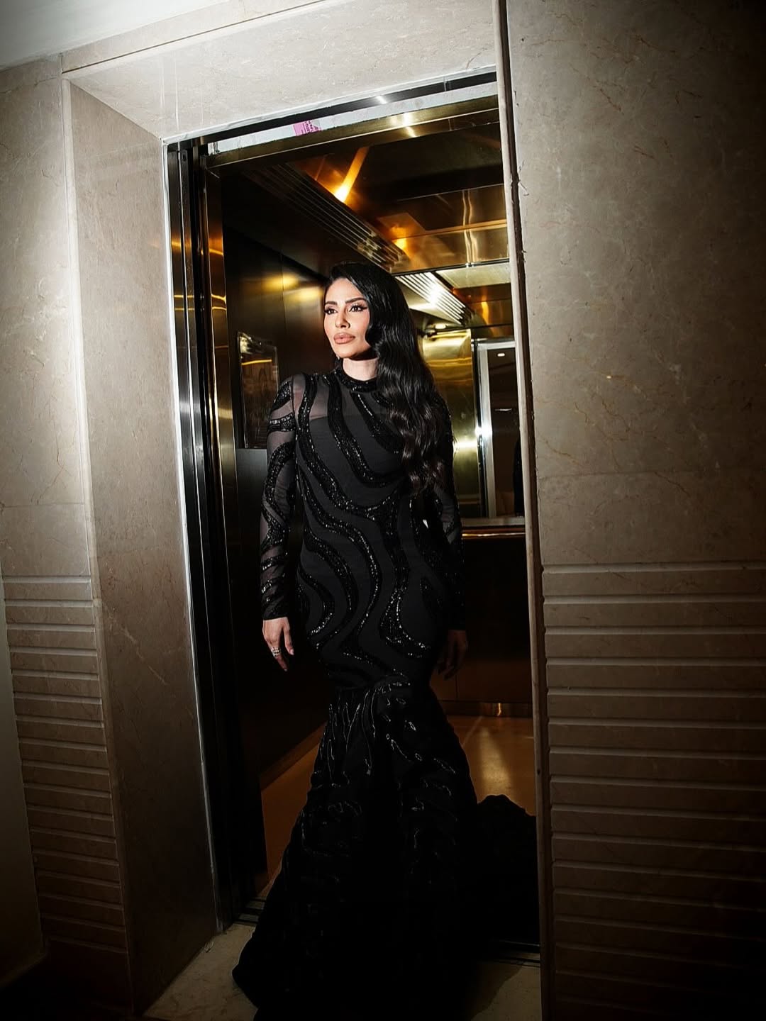 إلهام علي بالفستان الأسود المصمم بقصة الحورية