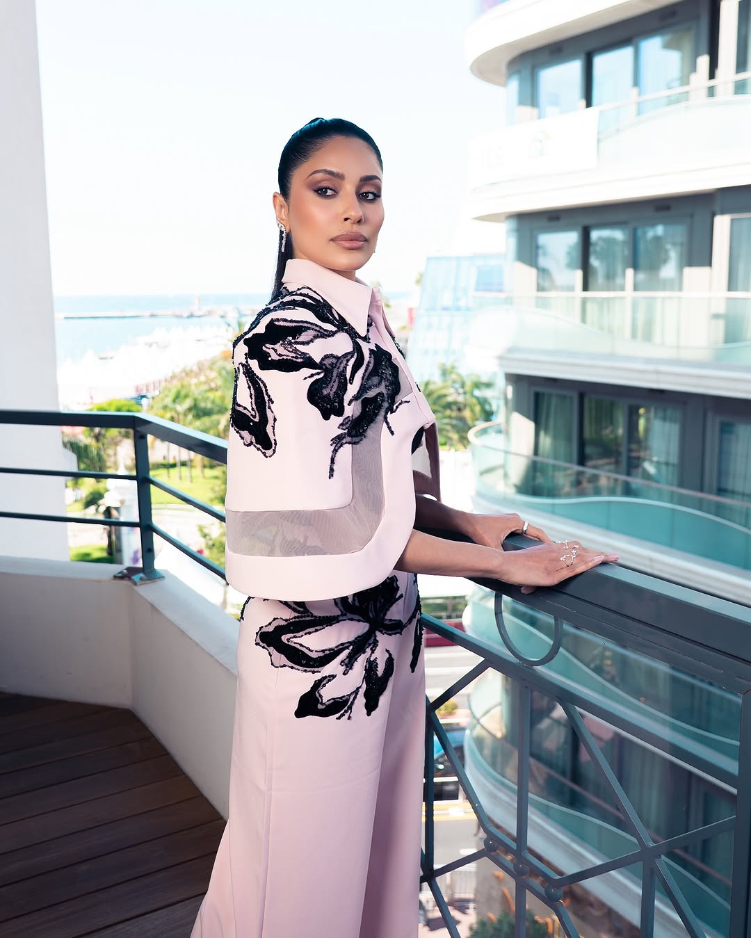 إلهام علي ببدلة غير تقليدية باللون الوردي