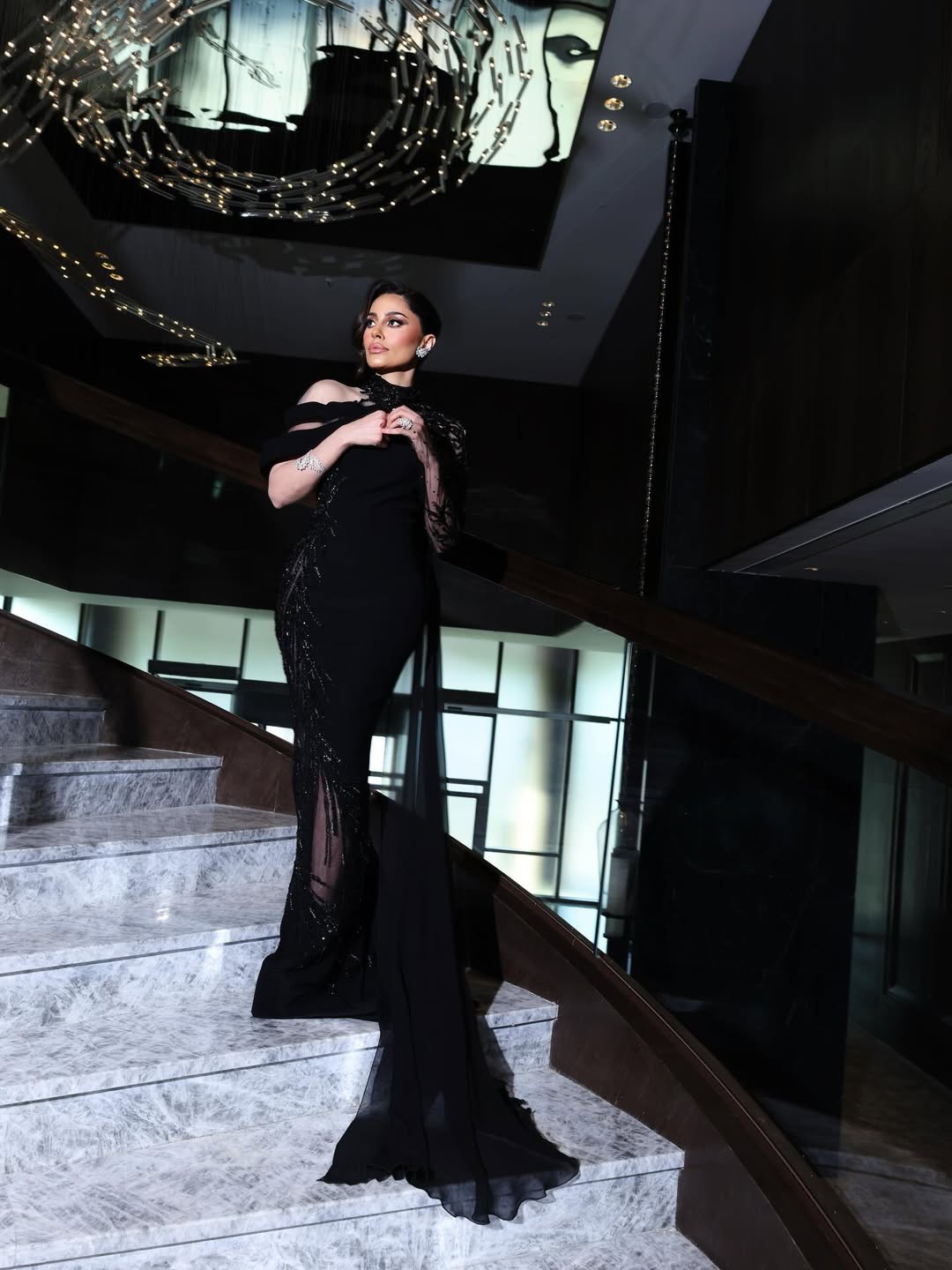  إلهام علي بفستان طويل بقصة الحورية بكتف مائل منسدل