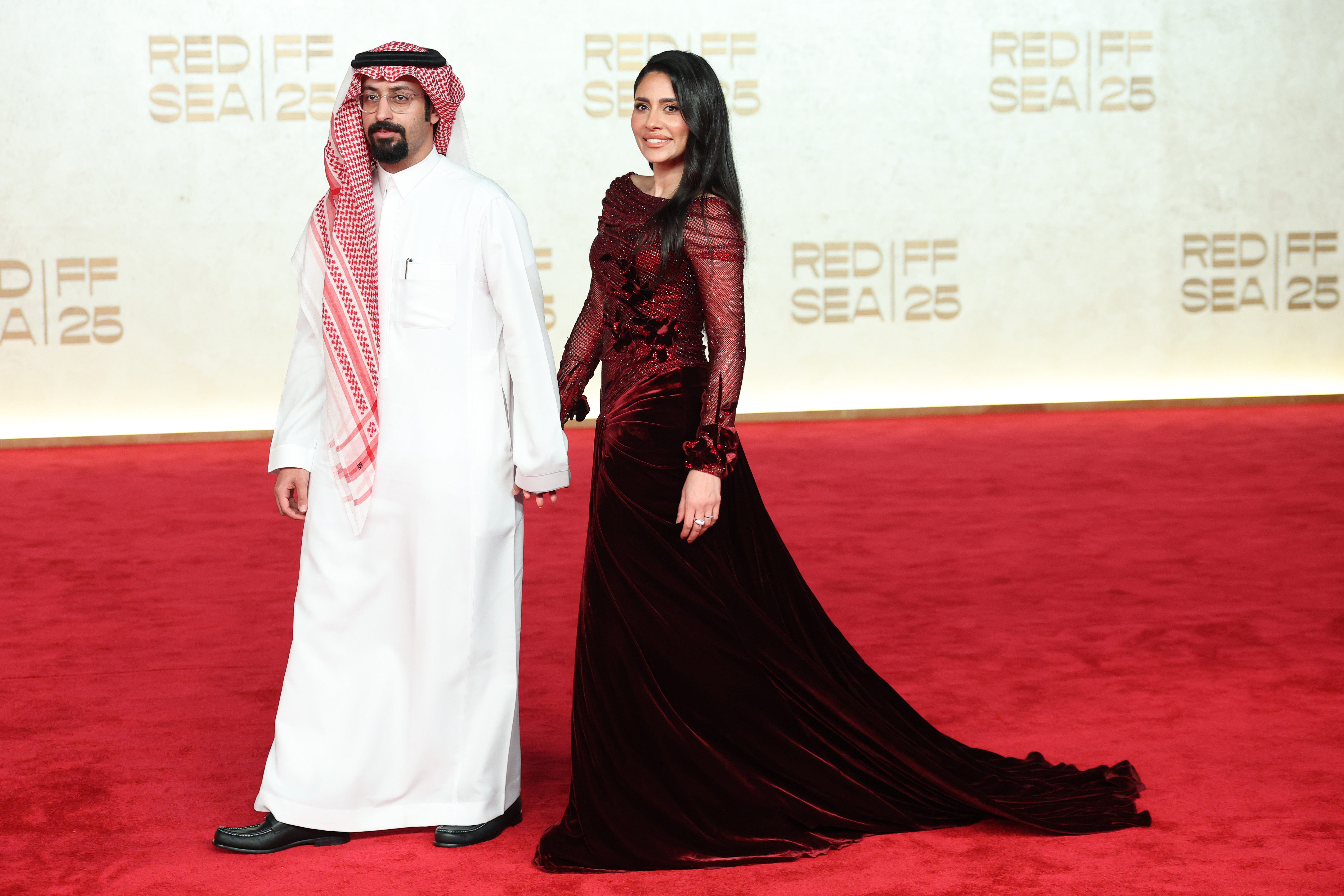 إلهام علي بفستان طويل من المخمل بقصة الحورية