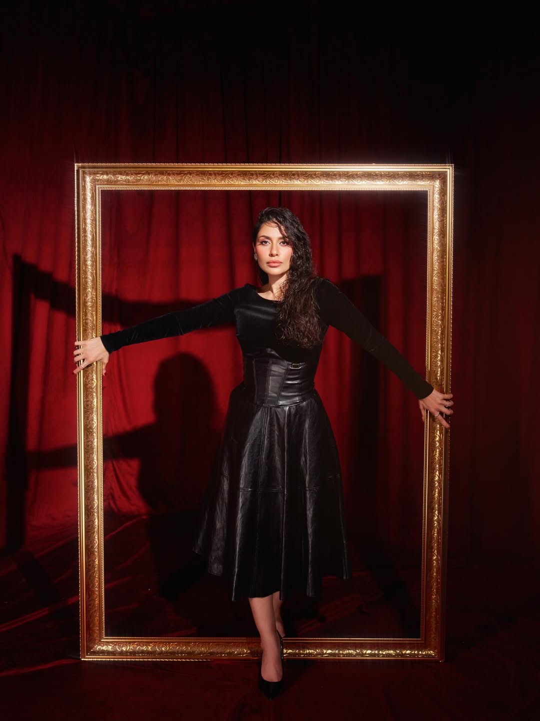 إلهام علي بفستان ميدي مصمم من المخمل الأسود