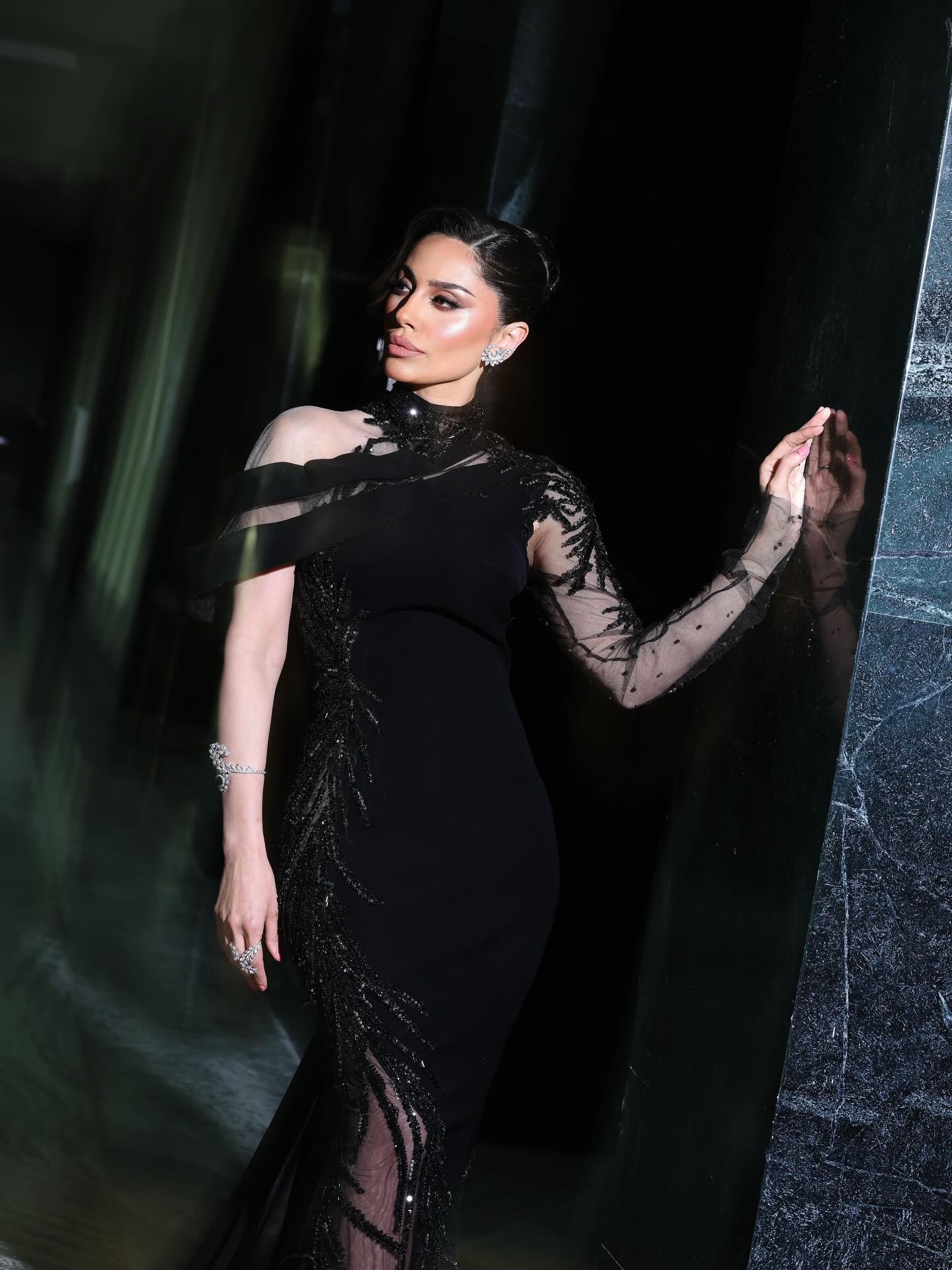 إلهام علي بمجوهرات مرصّعة بالألماس البرّاق من دار SARTORO Genève