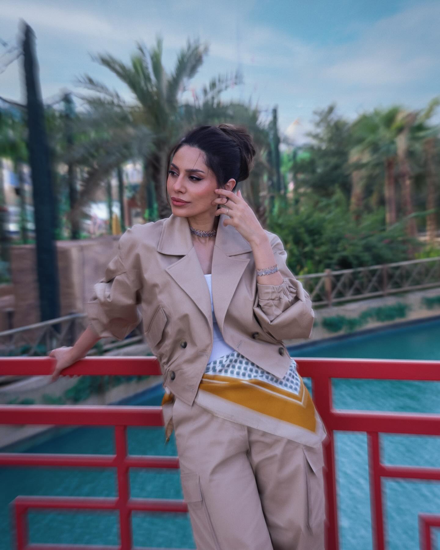 إلهام علي ترتدي طقما مؤلفا من بنطال الكارجو الواسع باللون البيج مع جاكيت متناسق 