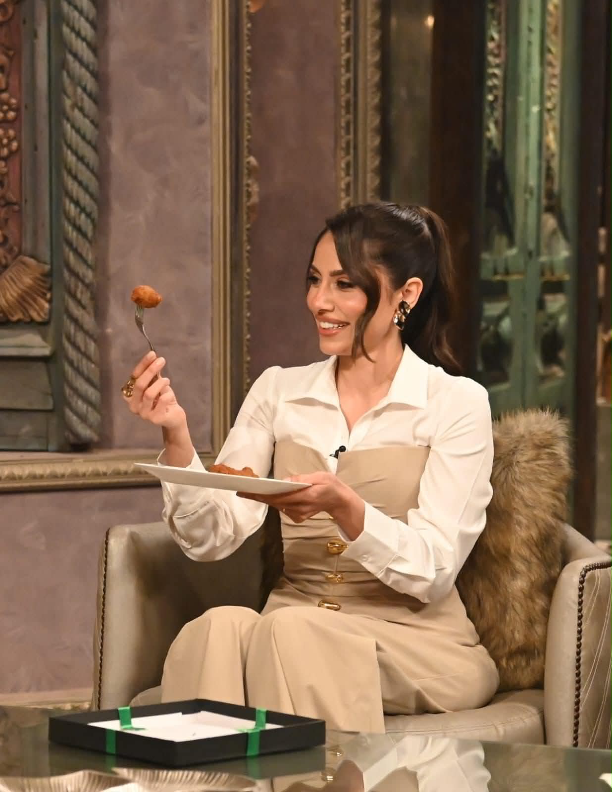 إلهام علي تأكل "الطعمية" المصرية في برنامج صاحبة السعادة