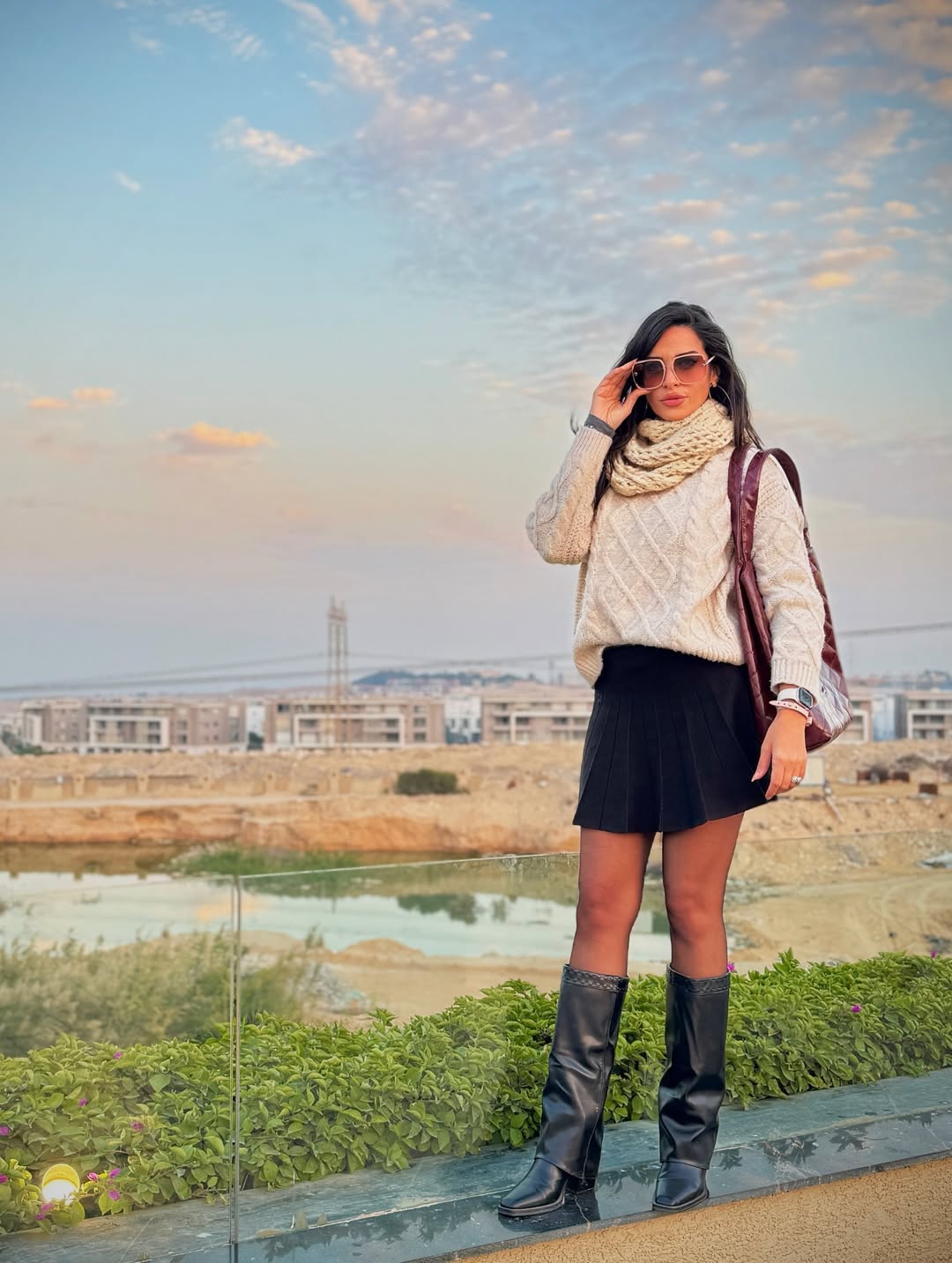 إلهام وجدي بتنورة ميني بصيحة البليسيه مع كنزة صوفية بلون فاتح