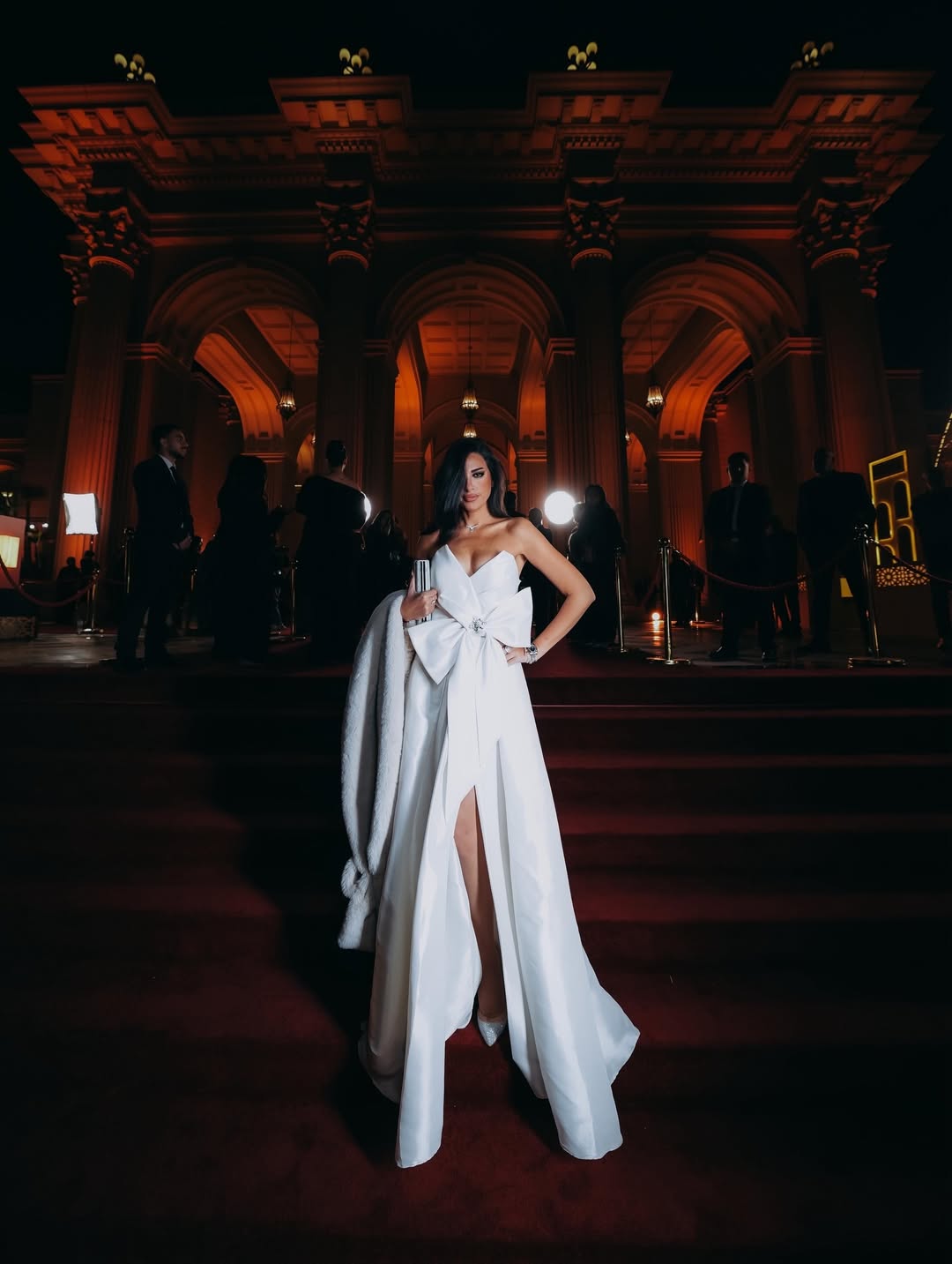 إلهام وجدي بفستان سهرة طويل باللون الأبيض مميز بقصة سترابلس