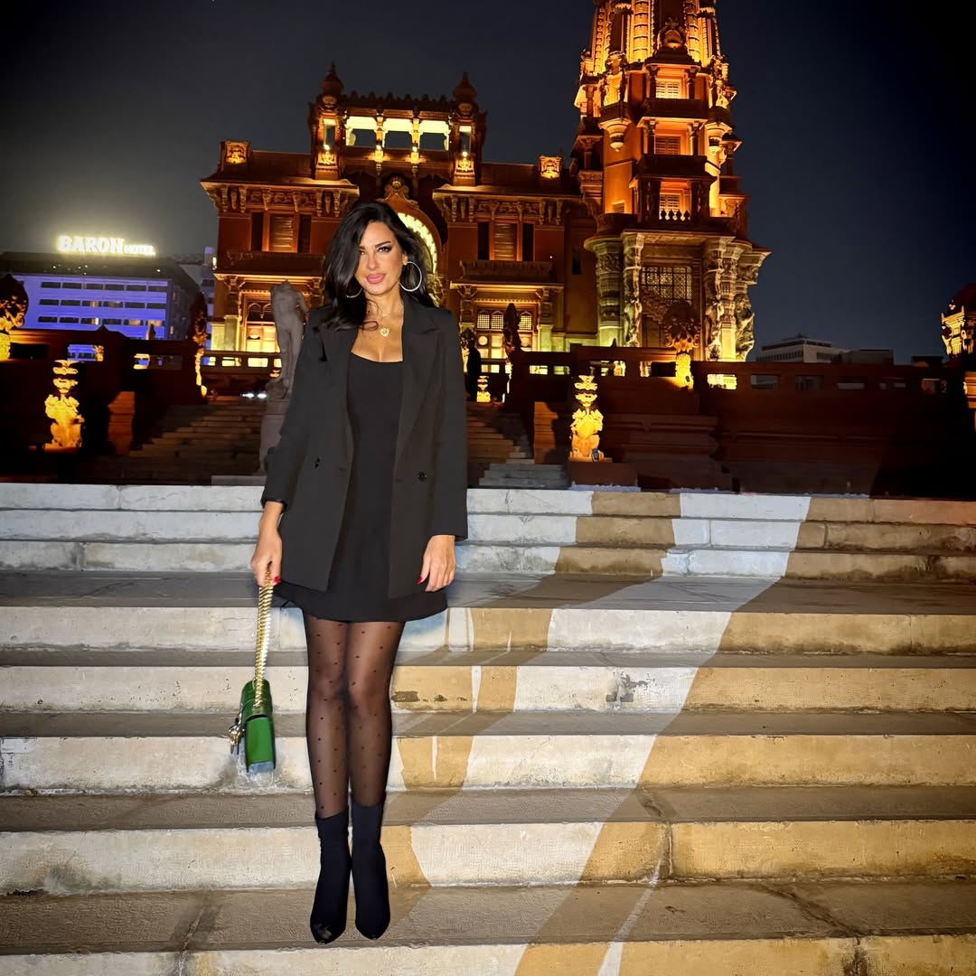 إلهام وجدي بفستان قصير بقصة الكلوش مع بليزر كلاسيكي