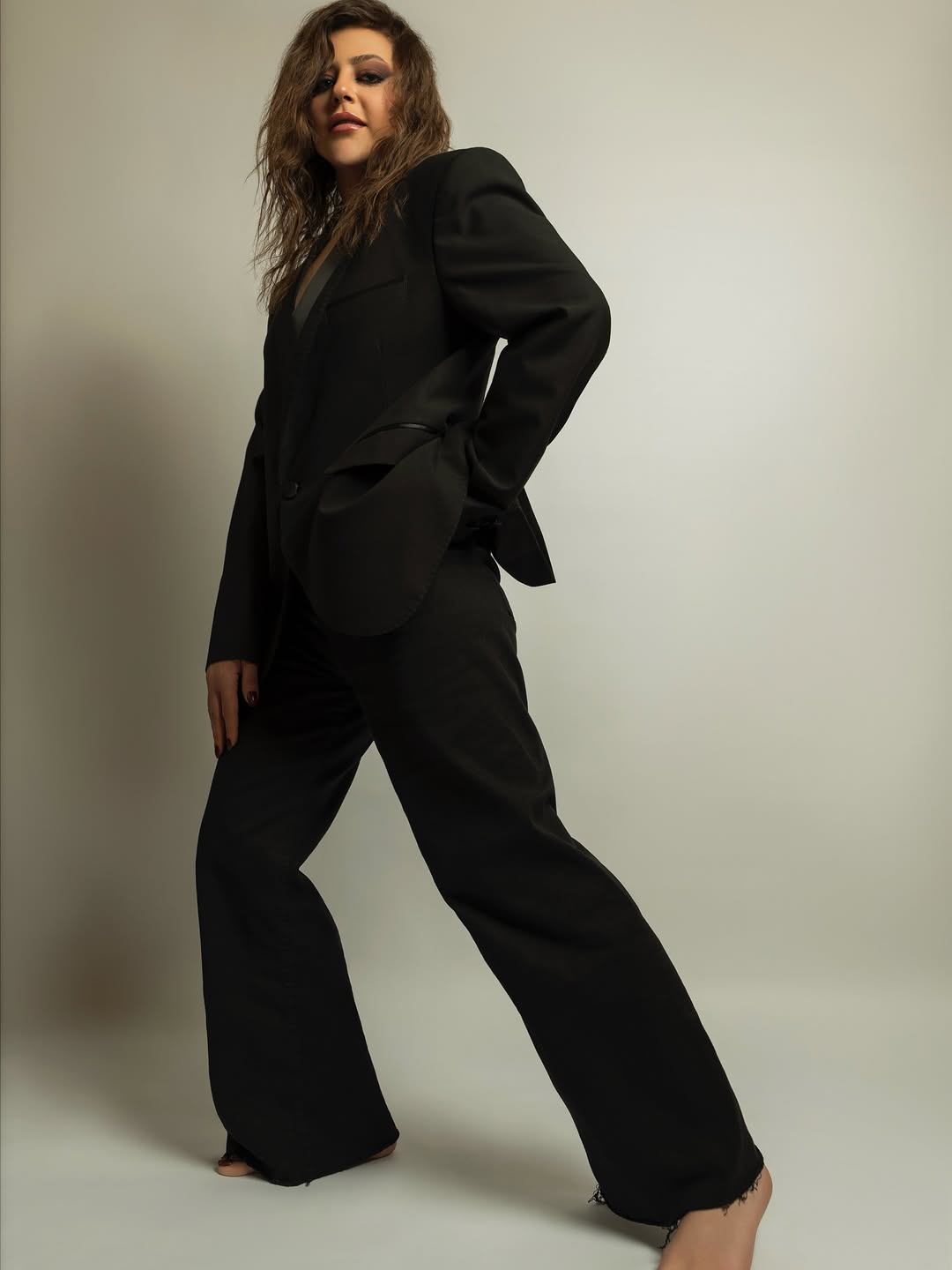 إليان سعد بإطلالة "البدلة السوداء" بلمسة تمرد عصرية