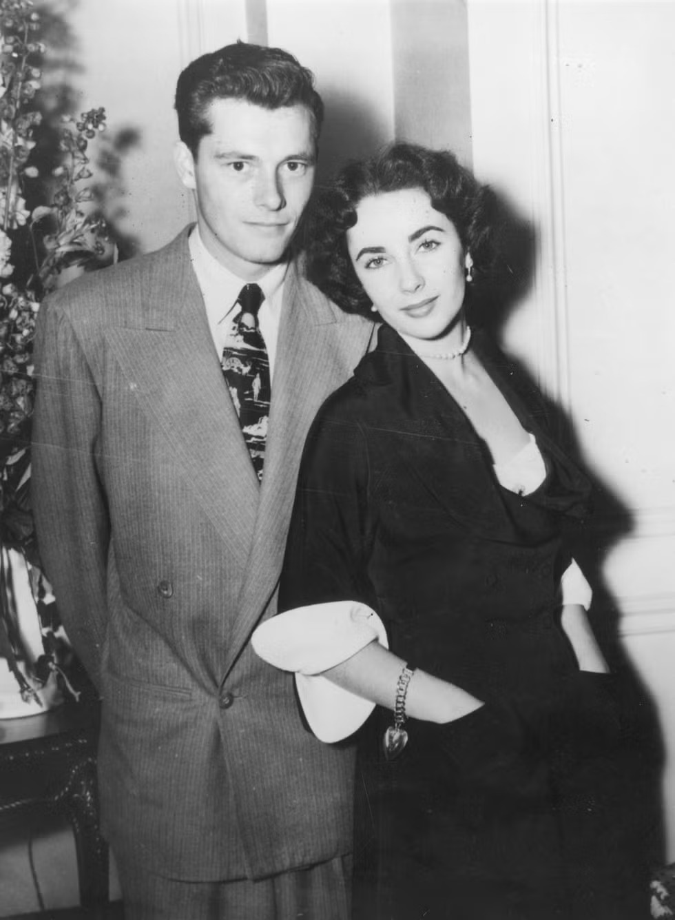 إليزابيث تايلور Elizabeth Taylor وكونراد نيكلسون نيكي هيلتون جونيور Conrad Nicholson Nicky Hilton Jr، لندن