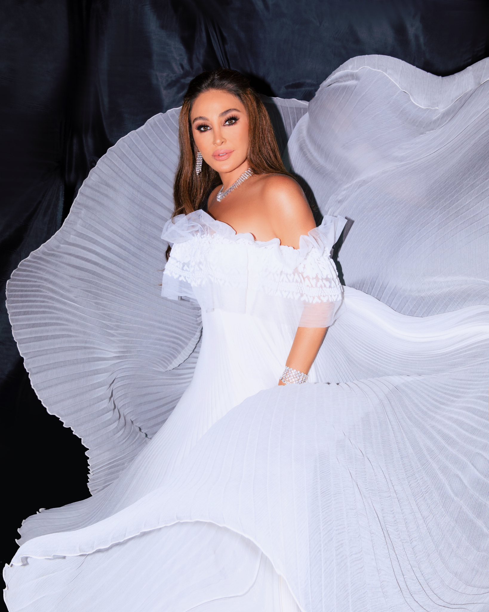 إليسا بإطلالة الألماس الأبيض المستوحاة من علم الإمارات