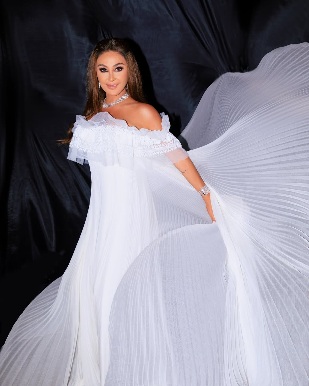 إليسا بصيحة الفستان البليسيه باللون الأبيض