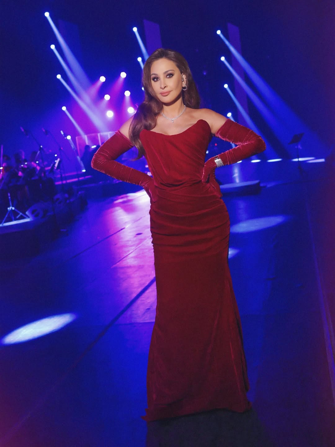إليسا بفستان سترابلس من المخمل باللون الأحمر الداكن