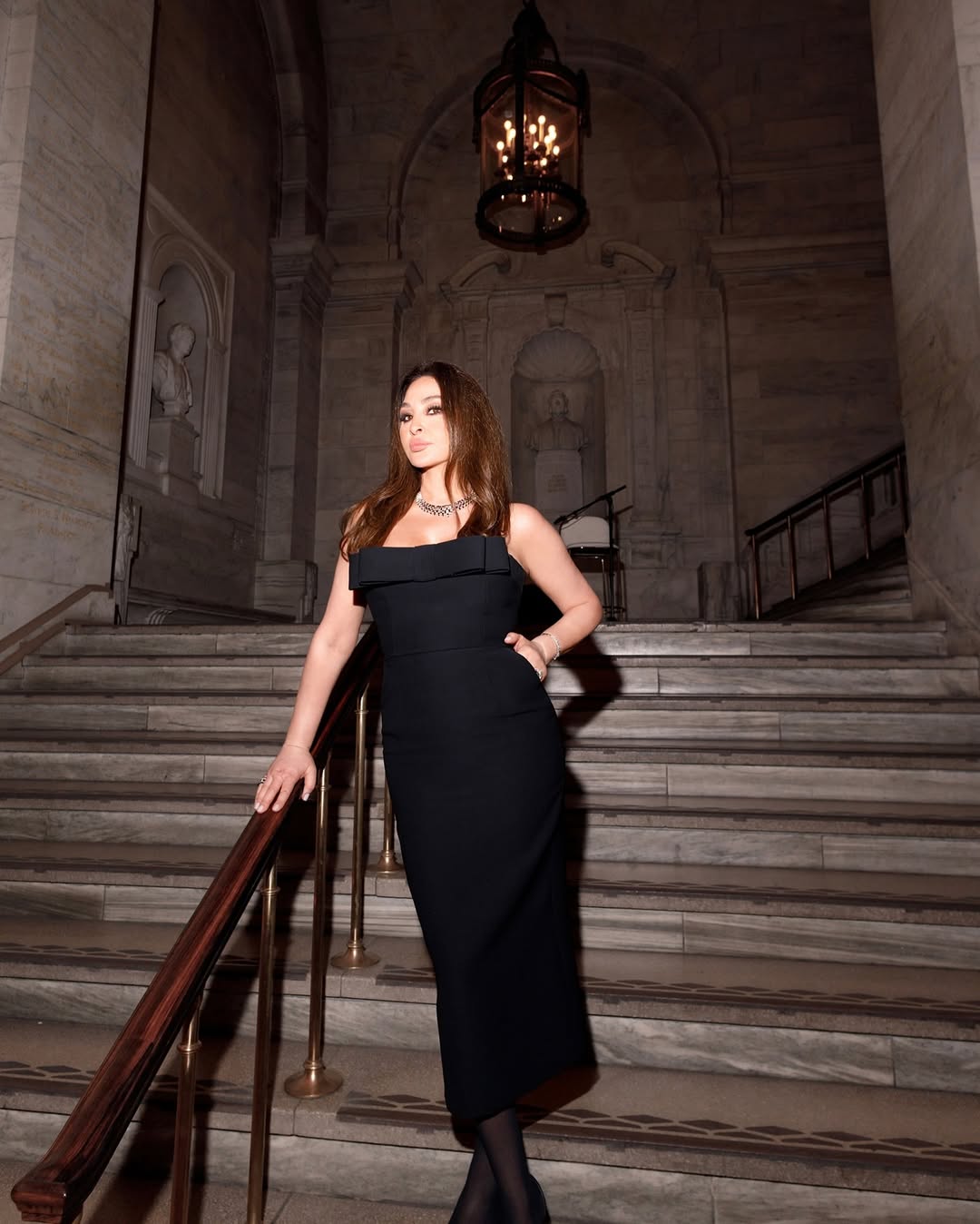 إليسا بفستان سترابلس ميدي باللون الأسود الموحد