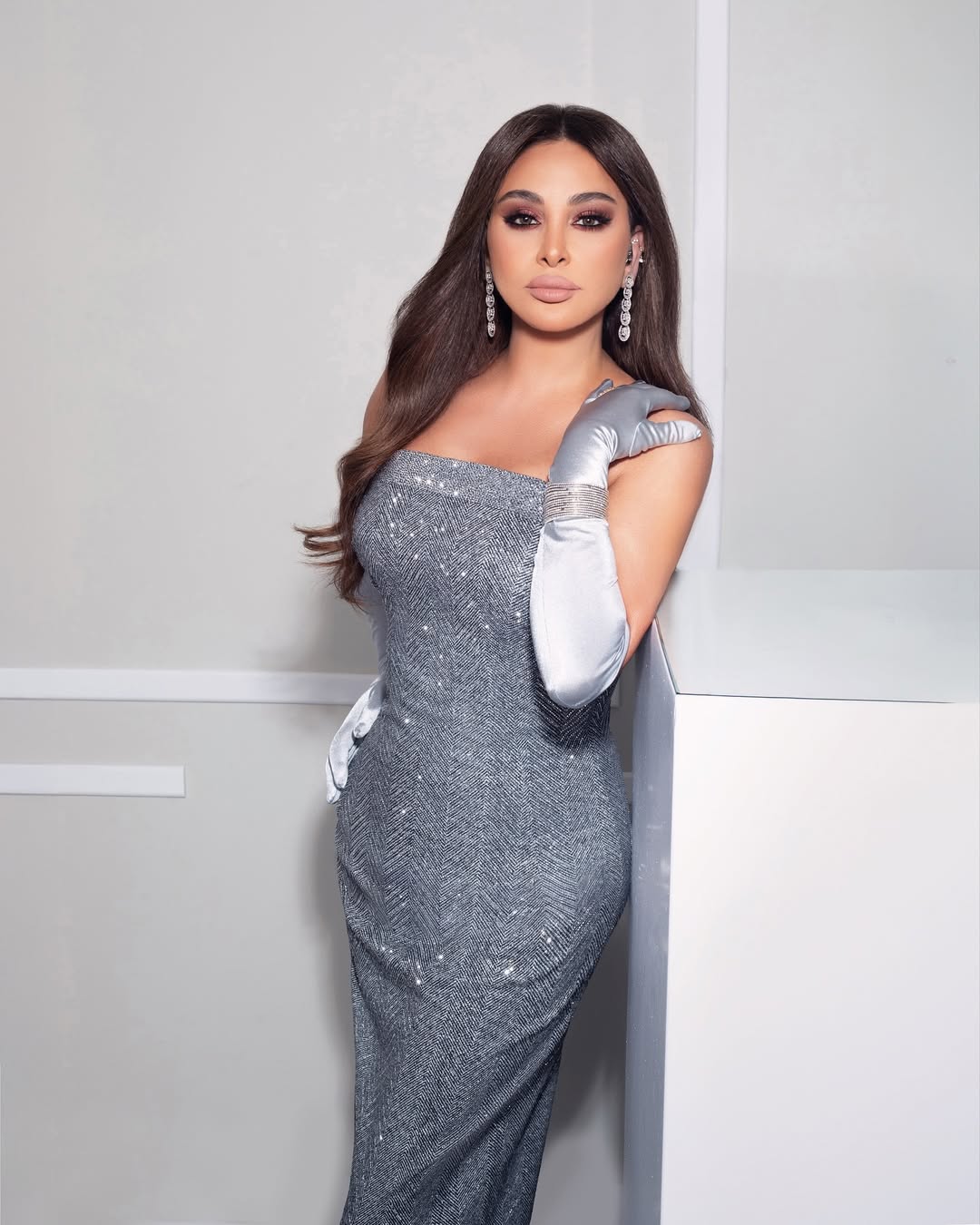 إليسا بفستان فضي لامع