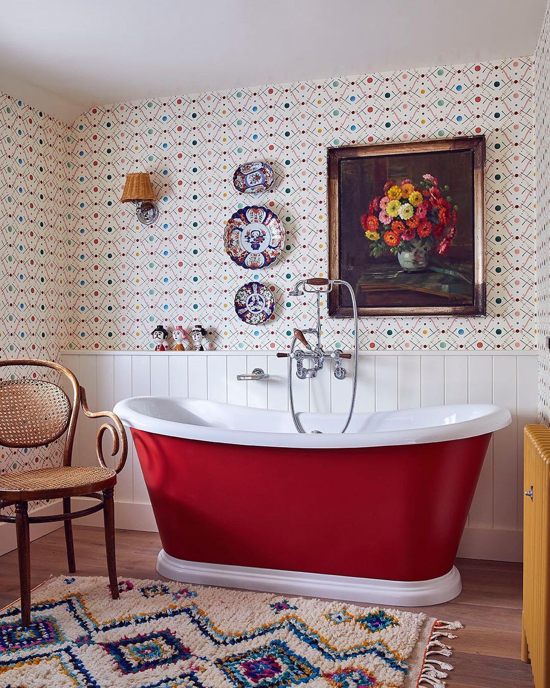 إنشئي نقطة محورية مميزة في الحمام بحوض استحمام باللون الأحمر