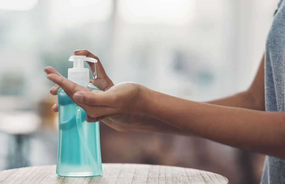 إهمال ترطيب اليدين بشكل منتظم، خاصة بعد  التعقيم، من الأسباب الرئيسية لتفاقم الجفاف في الشتاء