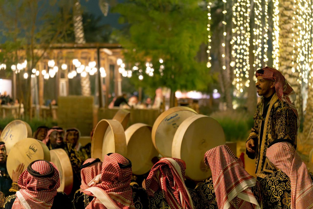 إيقاعات السامري والعرضة تعود لتنبض في الدرعية… حيث تتجدد الفنون الشعبية في مشهد يجمع الأصالة بالحضور المعاصر