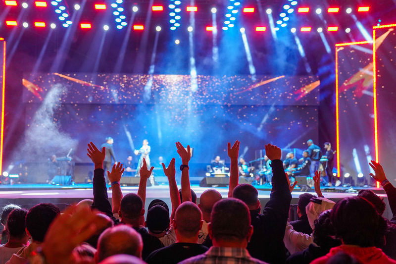 إيقاعات حيّة تحت أضواء مبهرة… لحظات موسيقية تُشعل حماس الجماهير في قلب دبي