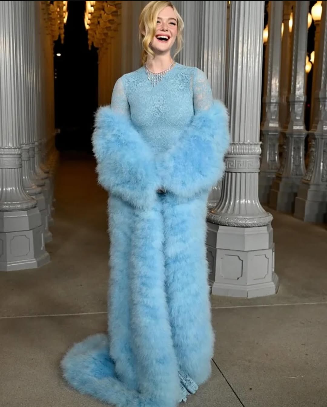  إيل بفستان طويل باللون الأزرق الباستيل