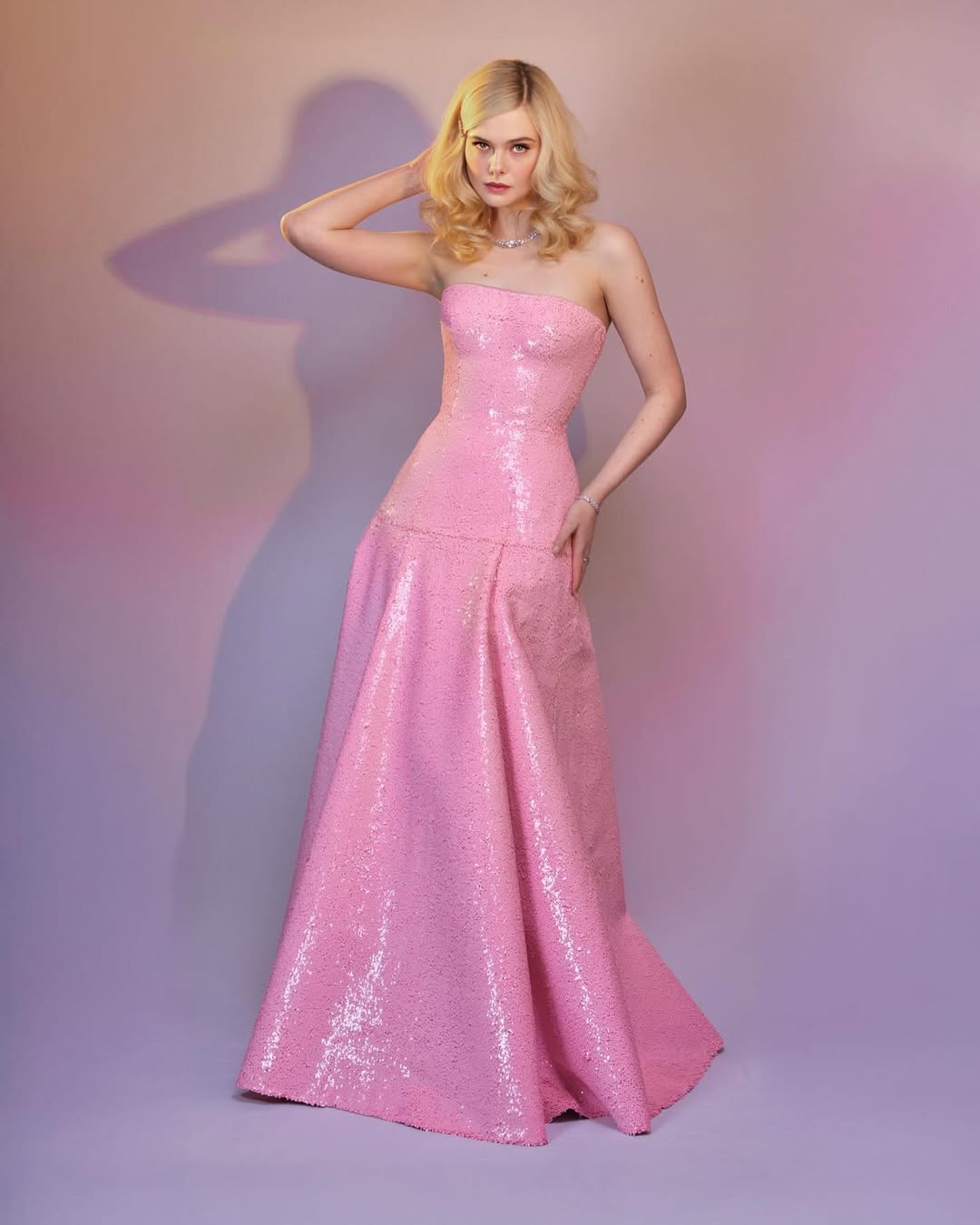 إيل ترتدي فستانا طويلا باللون الزهري من تصميم Gucci