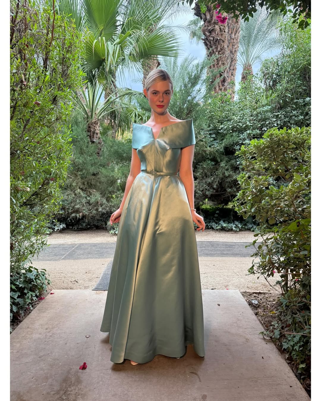 إيل فانينغ بتصميم فينتاج من الحرير باللون الأزرق المخضر بقصة الأوف شولدر