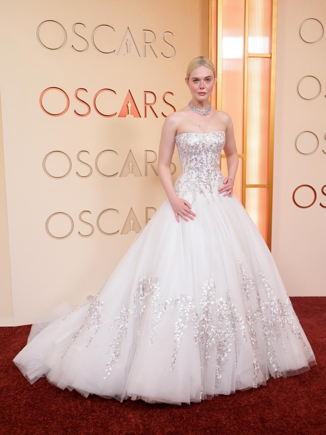 إيل فانينغ بفستان رقيق باللون الأبيض من توقيع دار Givenchy