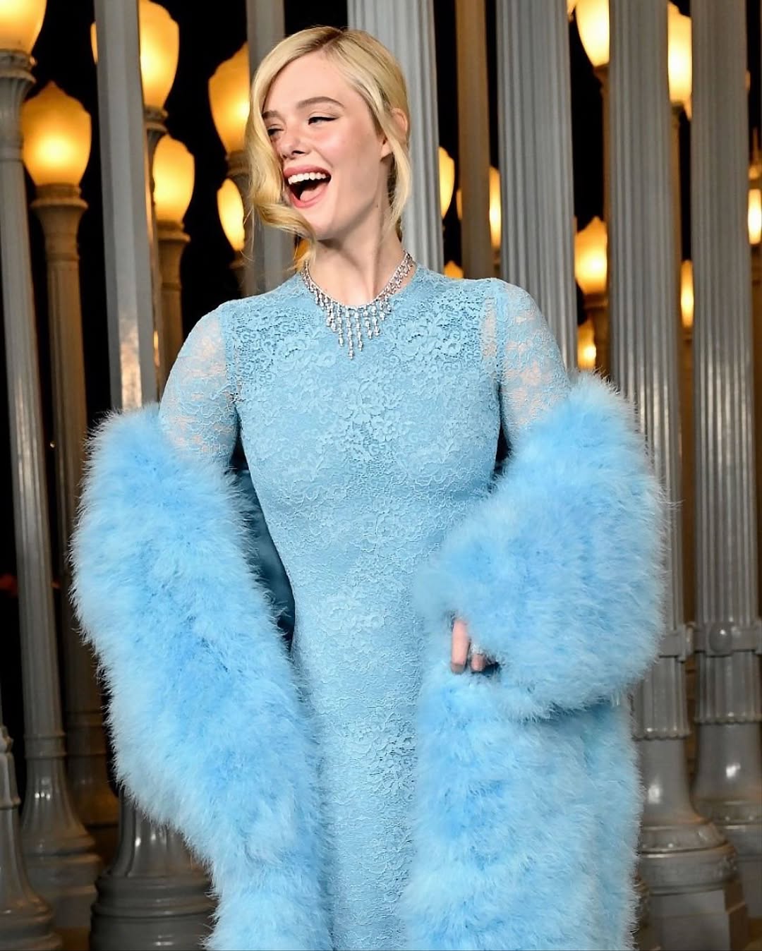 إيل فانينغ بفستان طويل بالأكمام الطويلة والياقة الضيقة