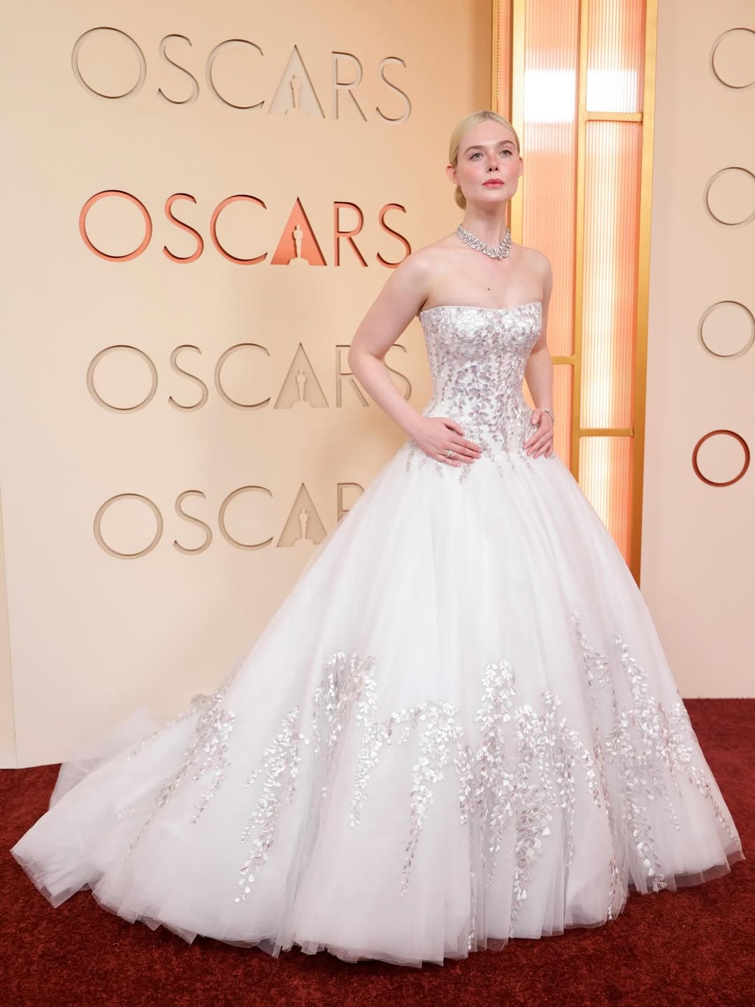 إيل فانينغ بفستان عرائسي أبيض