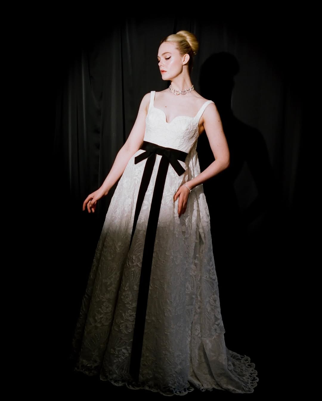 إيل فانينغ بفستان كلاسيكي بتصميم من دار Givenchy من الدانتيل الأبيض المطرز