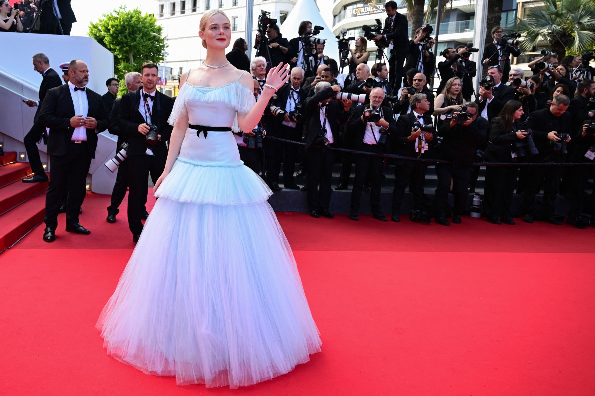 إيلي فانينغ Elle Fanning بمجوهرات ماسية تجمع بين البساطة والفخامة