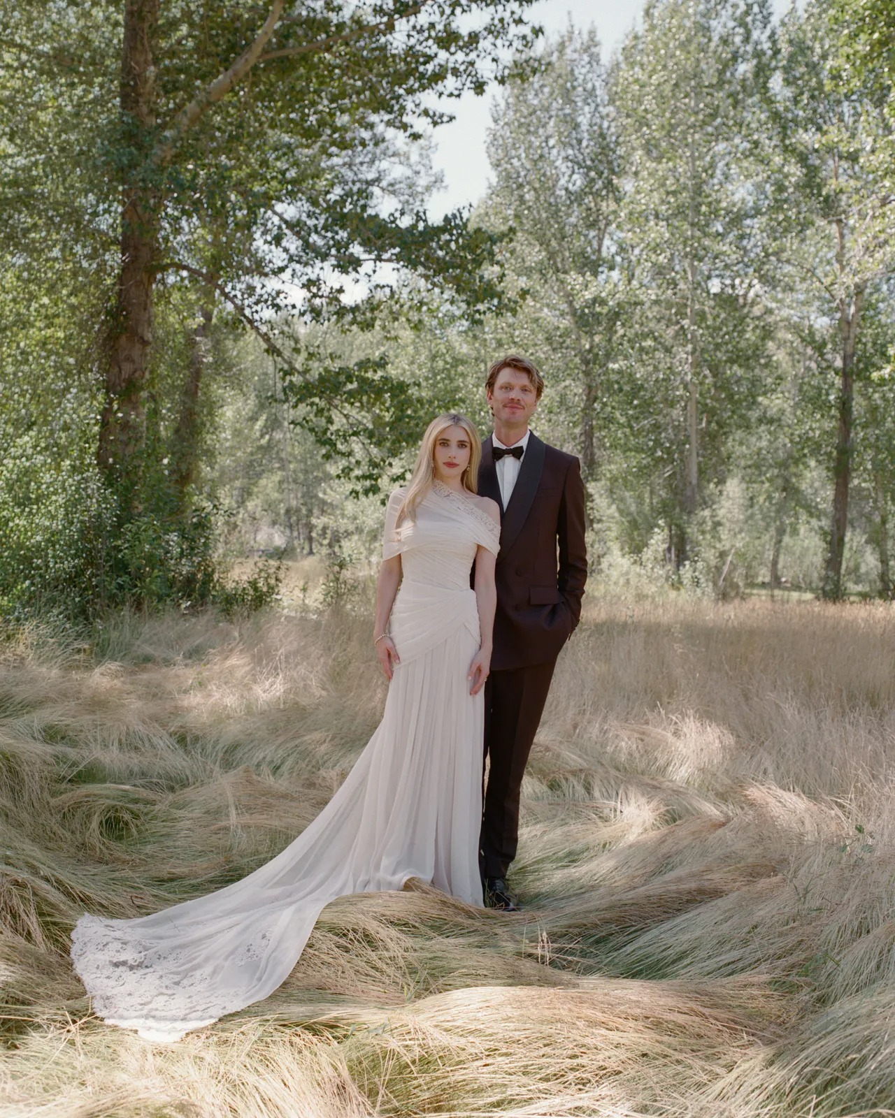 إيما روبرتس Emma Roberts وكودي جون Cody John