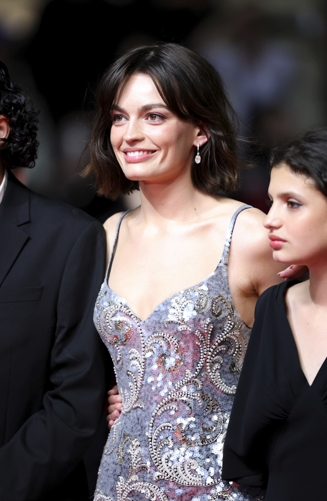إيما ماكي Emma Mackey بأقراط ماسية بيضاوية من ميسيكا MESSIKA