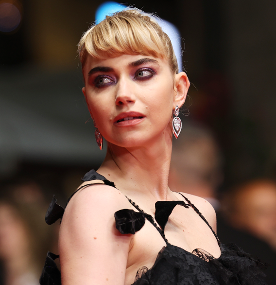 إيموجين بوتس Imogen Poots بتصاميم أنثوية ناعمة من دار ميسيكا Messika