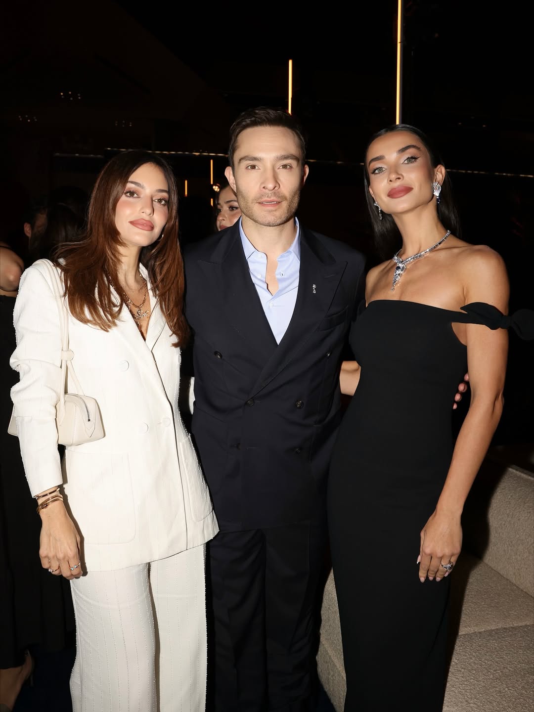 إيمي جاكسون بفستان سهرة بسيط باللون الأسود الموحد