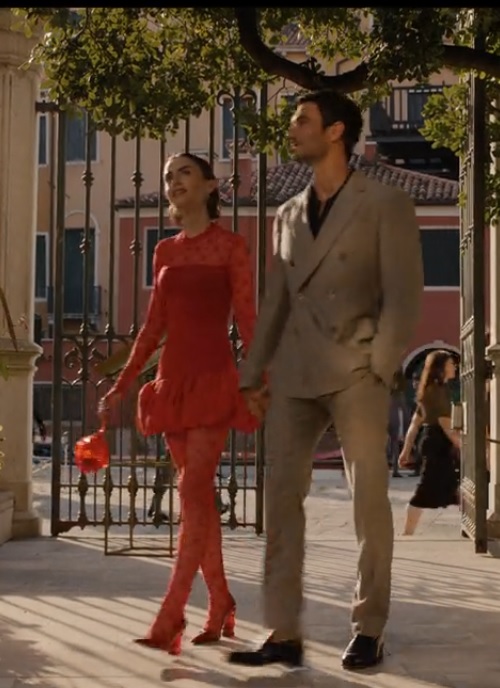 إيميلي بفستان مجسم قصير وحقيبة Alhambra الصلبة