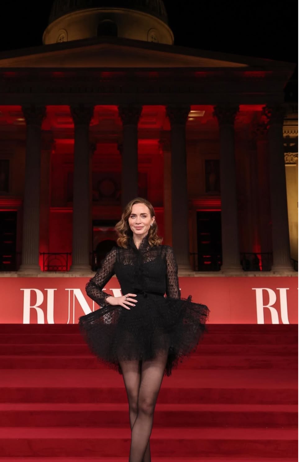 إيميلي بلنت بفستان قصير من توقيع Dior من التل المطرز