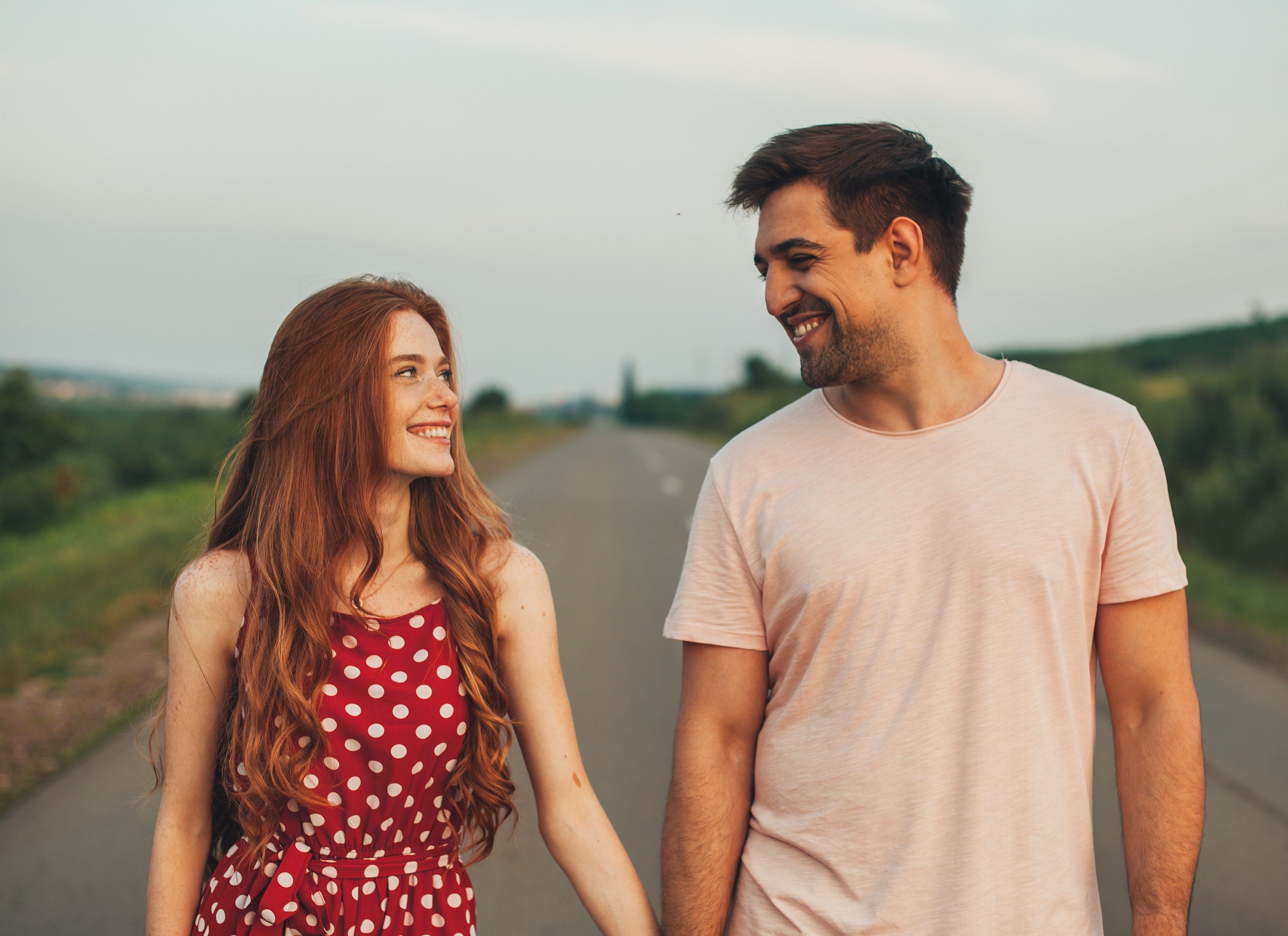 ابتعدي عن الغموض الذي يثير حذر الرجل واجذبيه إليكِ بالصدق والعفوية